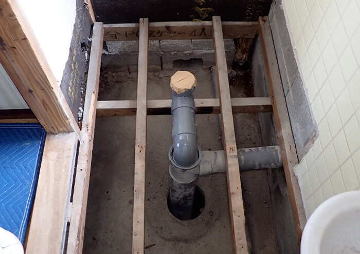 解体工事後、排水管の補修および床補修